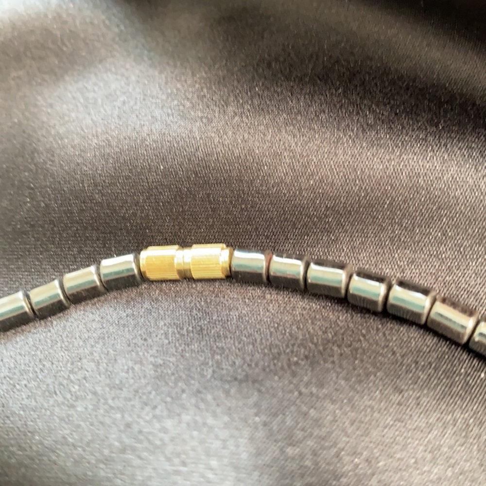 Vintage hematite necklace with green beads - Picture 3 of 5